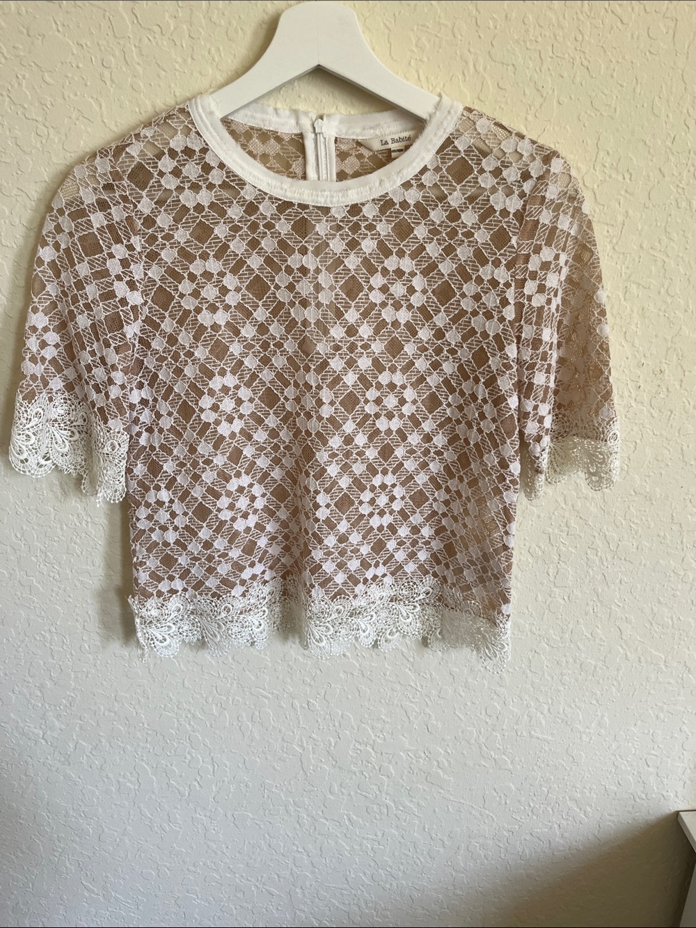 La Vie En Rose White Floral Lace Cropped Tee